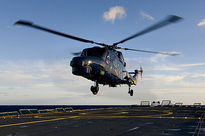 Helicopter handling system - Electronics for safe touchdown in rough waters