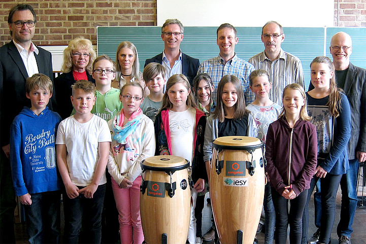Spende für Fachbereich Musik - Zwei Congas für das Evangelische Gymnasium Meinerzhagen